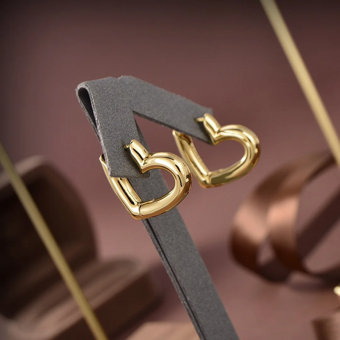 

Женские металлические серьги-гвоздики в форме сердца