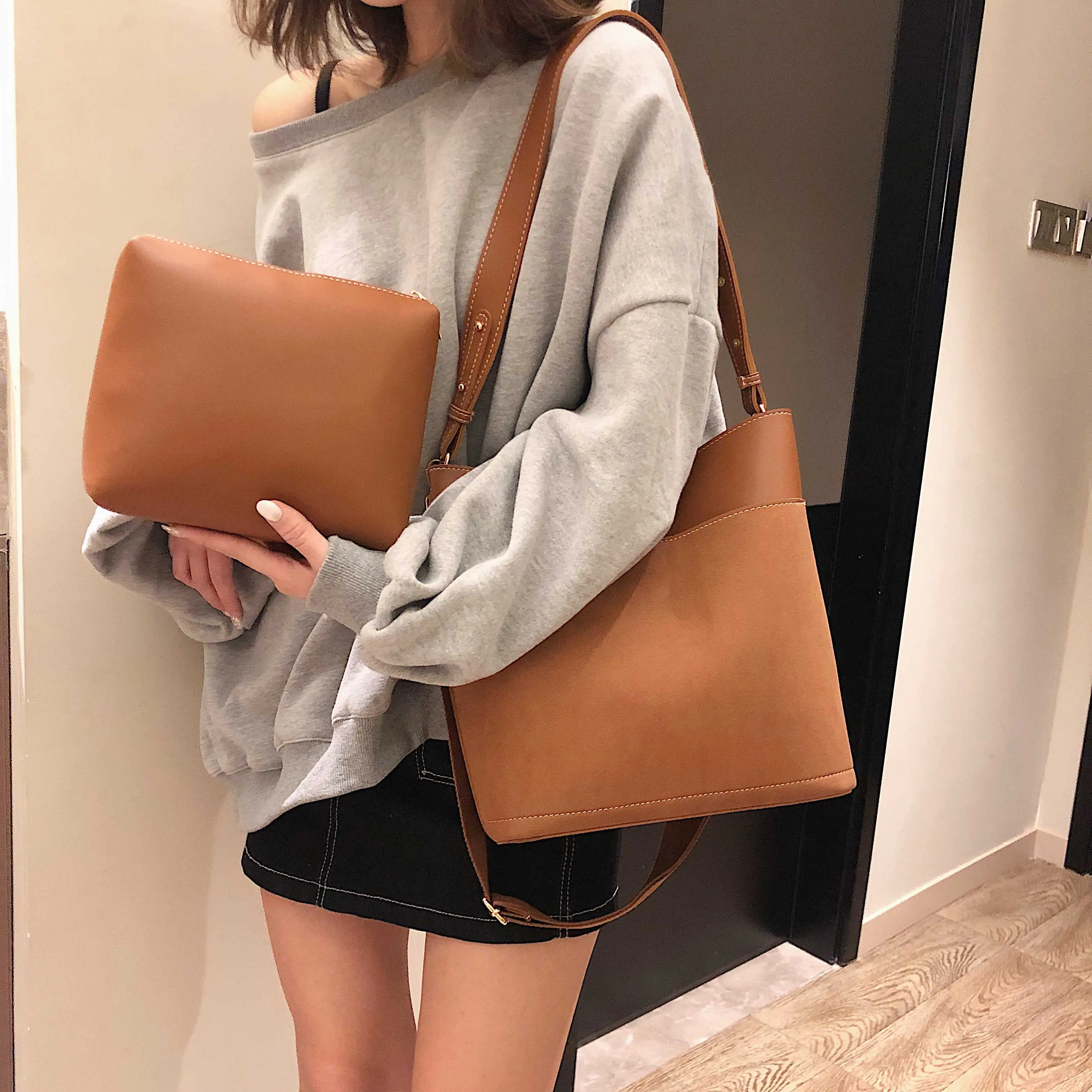 Сумка-мешок женская из экокожи модный саквояж на плечо вместительный мессенджер