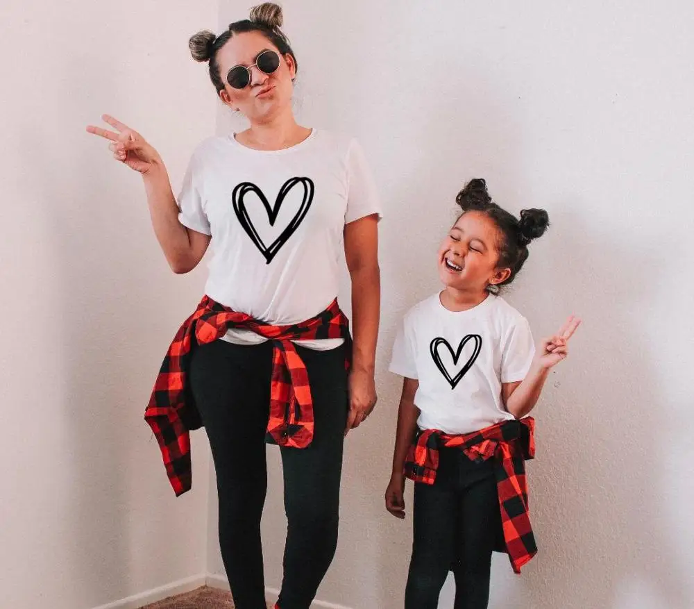 

1PC Hearts Mommy and Me Family Look Shirts Family Matching Clothes Mommy and Me Matching Outfits Mother and Daughter Tee Shirt