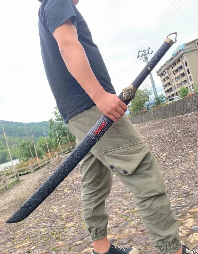 

Ручная работа, паз из марганцевой стали, лезвие из пилозуба, нож DAO