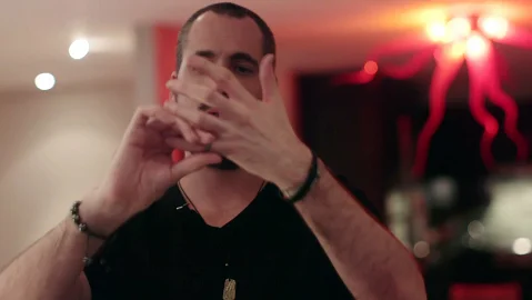 

Ring Thru Finger by Justin Miller, Magic TRickS
