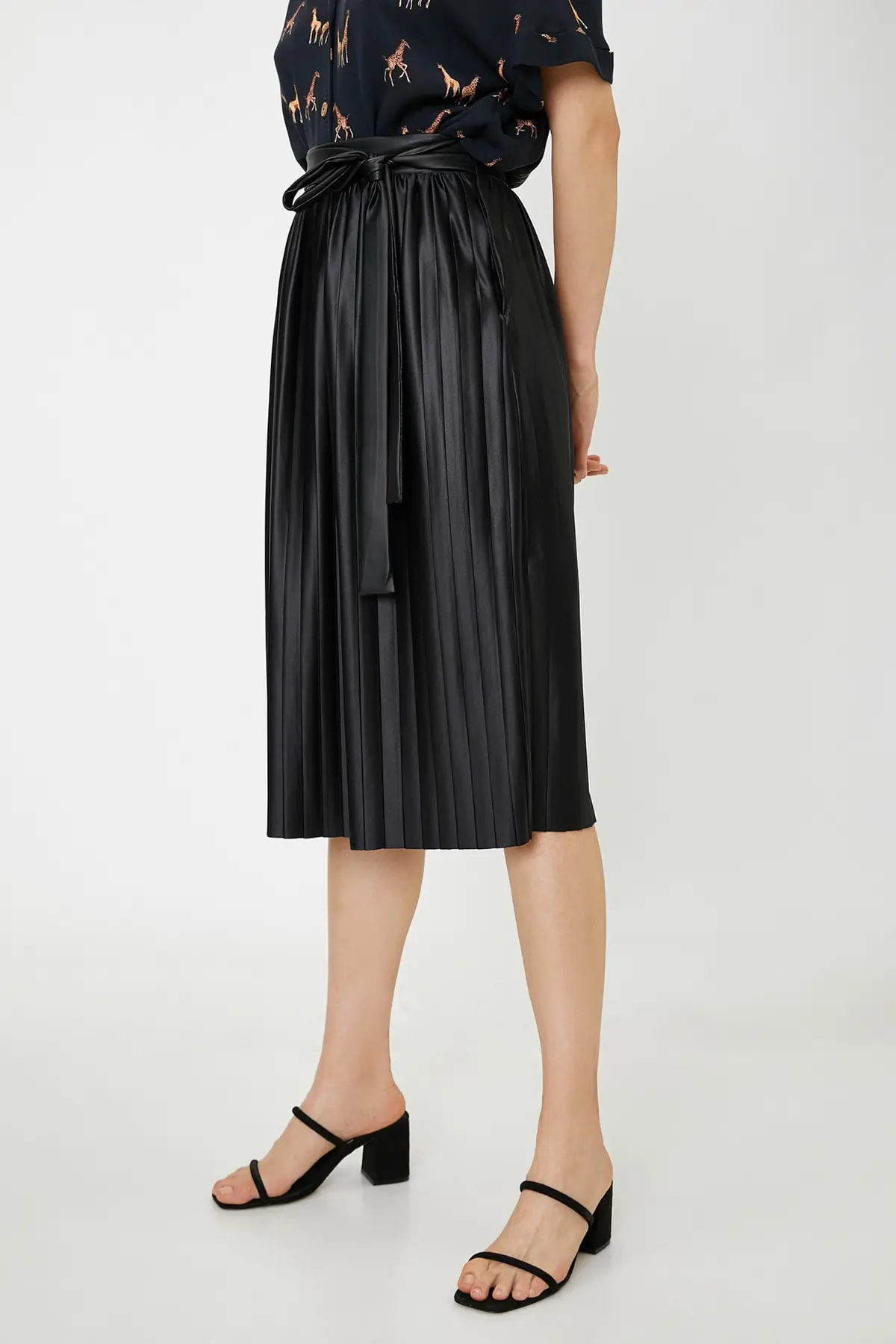 

Женская черная юбка