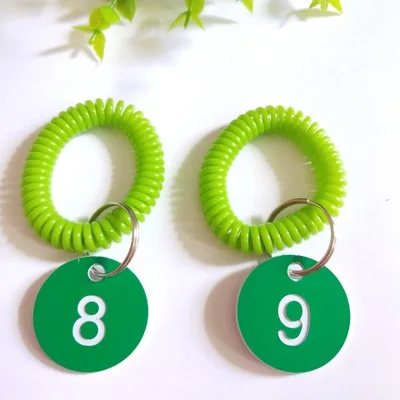 green Meetee 50 шт. красочные пластиковые цифры диск наручные катушки Пряжка шкафчик тренажерный зал сауна плавательный клуб ID браслет карта крюк DY202 - Цвет: green
