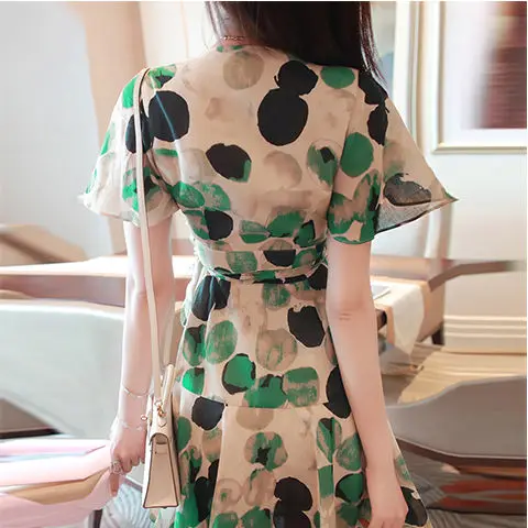 

Temperament socialite dress women's summer 2021 new fashion trend green v-neck short sleeve wave point slim A- line skirt