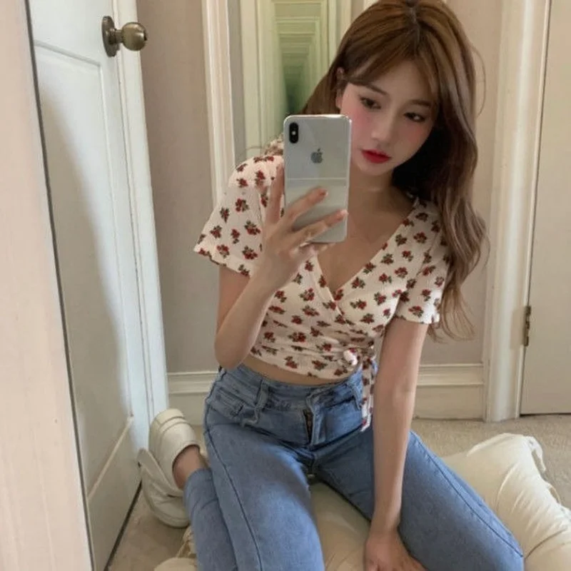 Футболка женская с цветочным принтом облегающий пикантный укороченный топ в