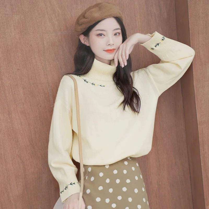 

Женский осенне-зимний свитер цвета хаки с цветочной вышивкой и высоким воротом