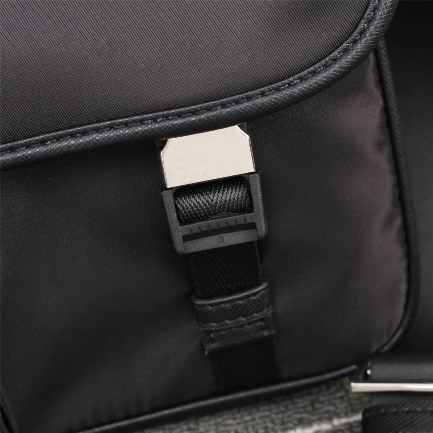 

2021 new men's large-capacity handbag fashion shoulder bag