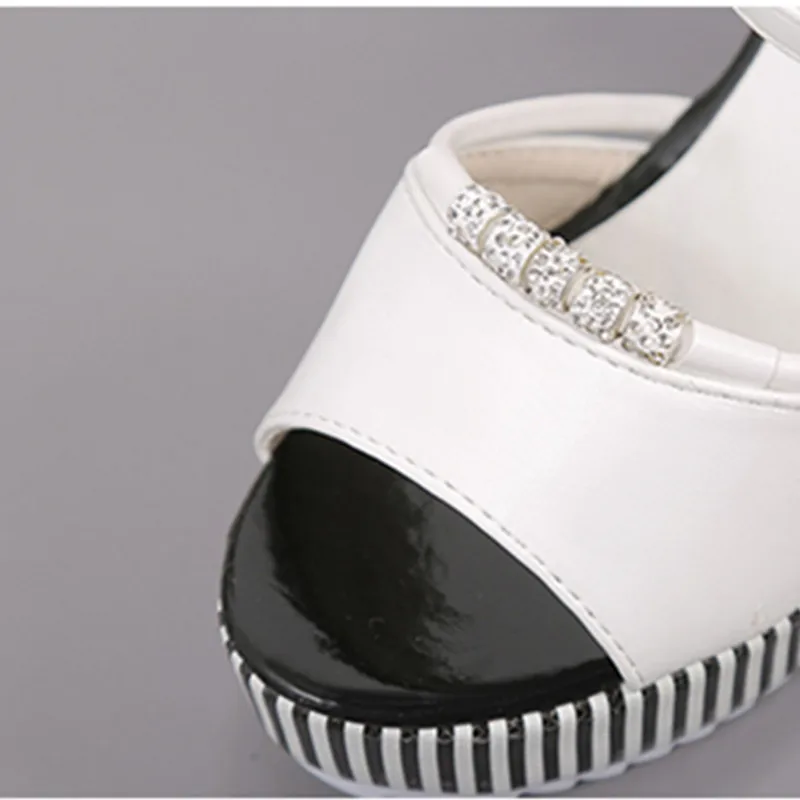 Хорошая Летние женские сандалии на танкетке/платформе Стразы водонепроницаемые