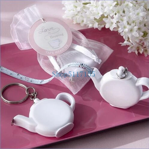 

100 шт./лот + Самые дешевые свадебные сувениры и подарок Love is заварочный чайник брелок с измерительной лентой сувенир для вечеринки + бесплатн...