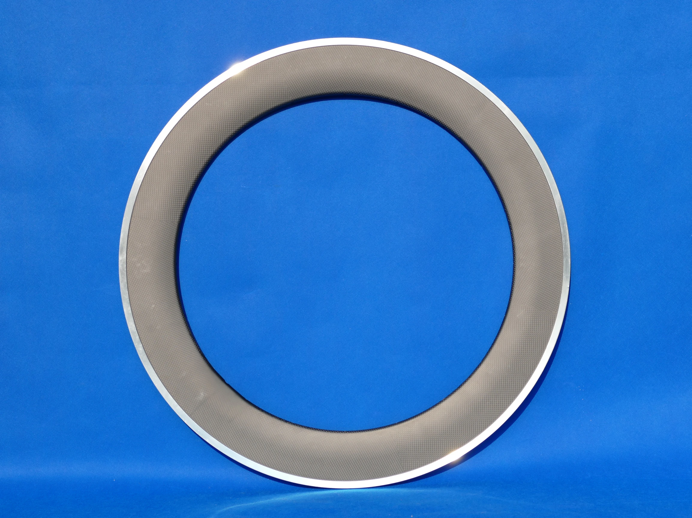 В комплект входит 1 пара ободов полностью карбоновые колесные диски для