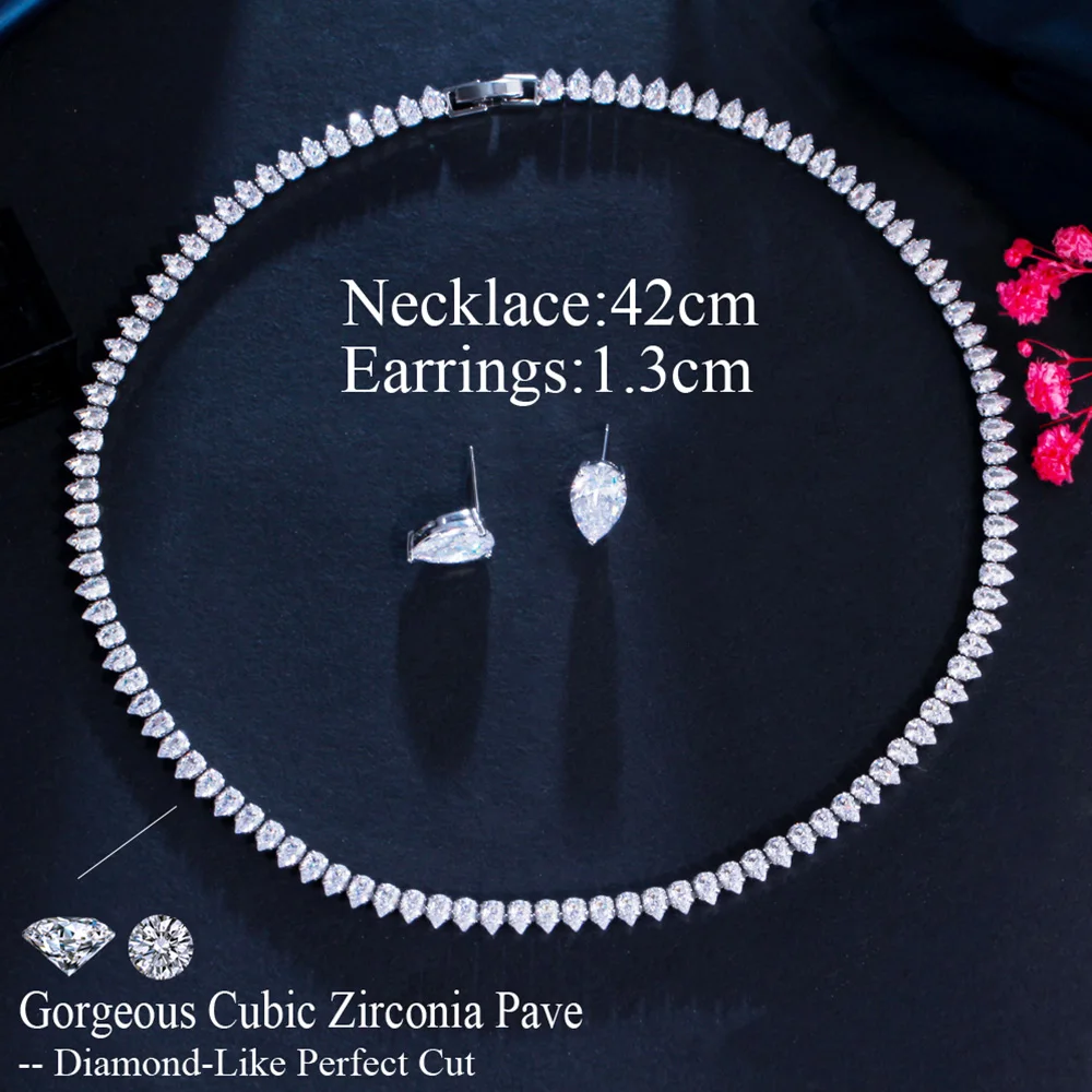 Серьги-гвоздики в виде капли воды из белого и золотого фианита | Украшения