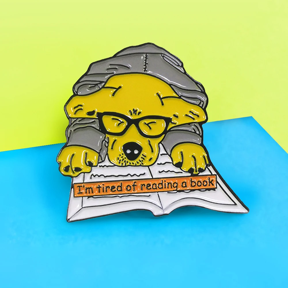 Милая собака золотой ретривер чтение книги броши &quotя устала от чтения книги&quot