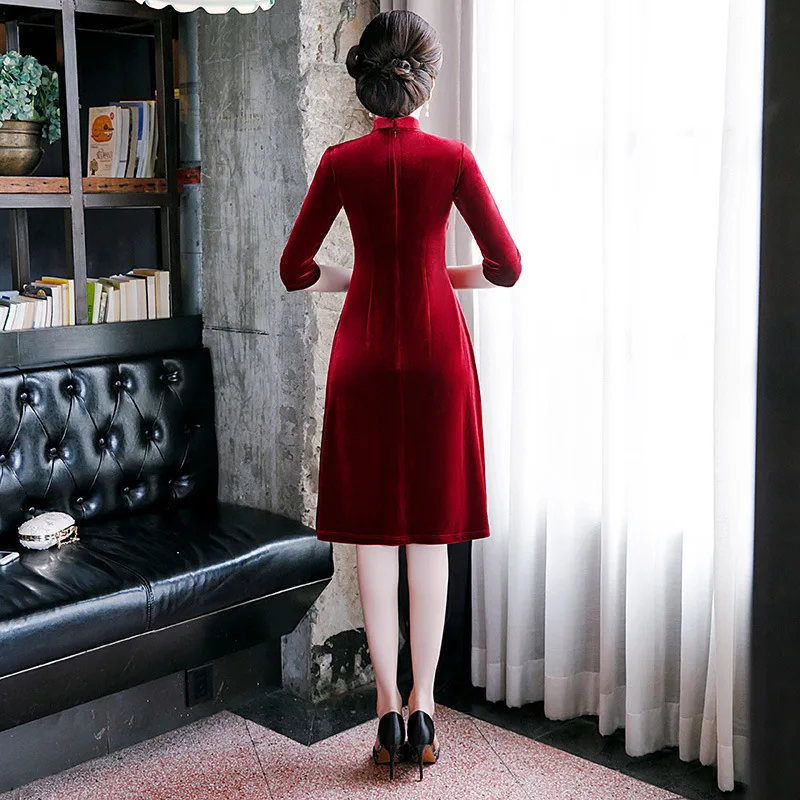 

2019 autumn and winter new improved cheongsam dress, vintage embroidery, golden velvet, long wedding mother's dress. wedding