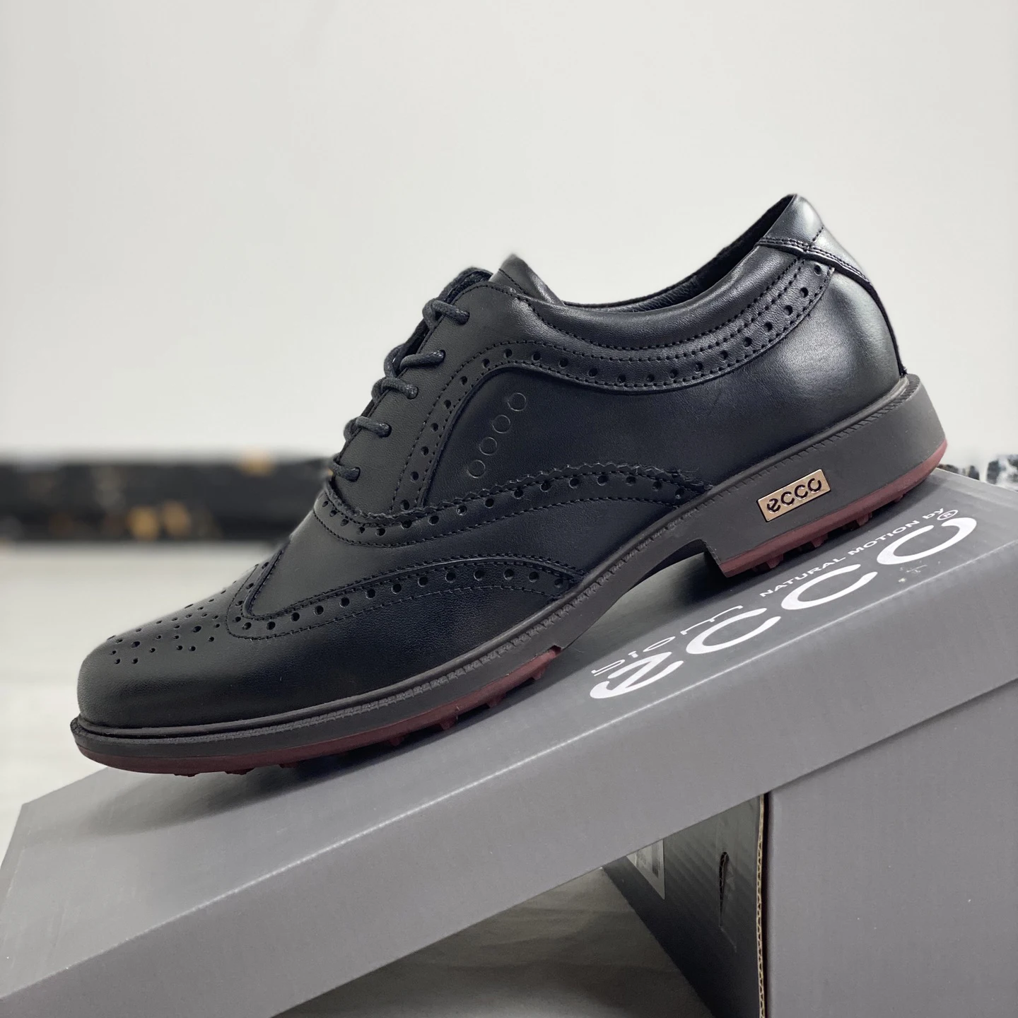 

Black White Golf Shoes for Men British Golf Athletic Shoes Comfort Genuine Leather Boot Golfing Walking Sport Sneakers Spikeless