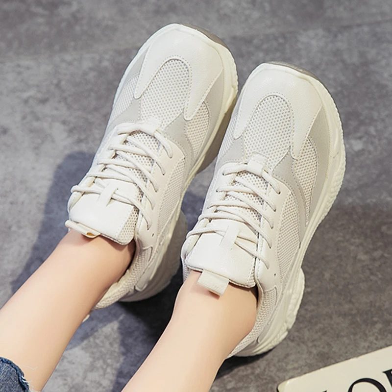 Женская спортивная обувь толстая подошва дышащая на танкетке уличные массивные