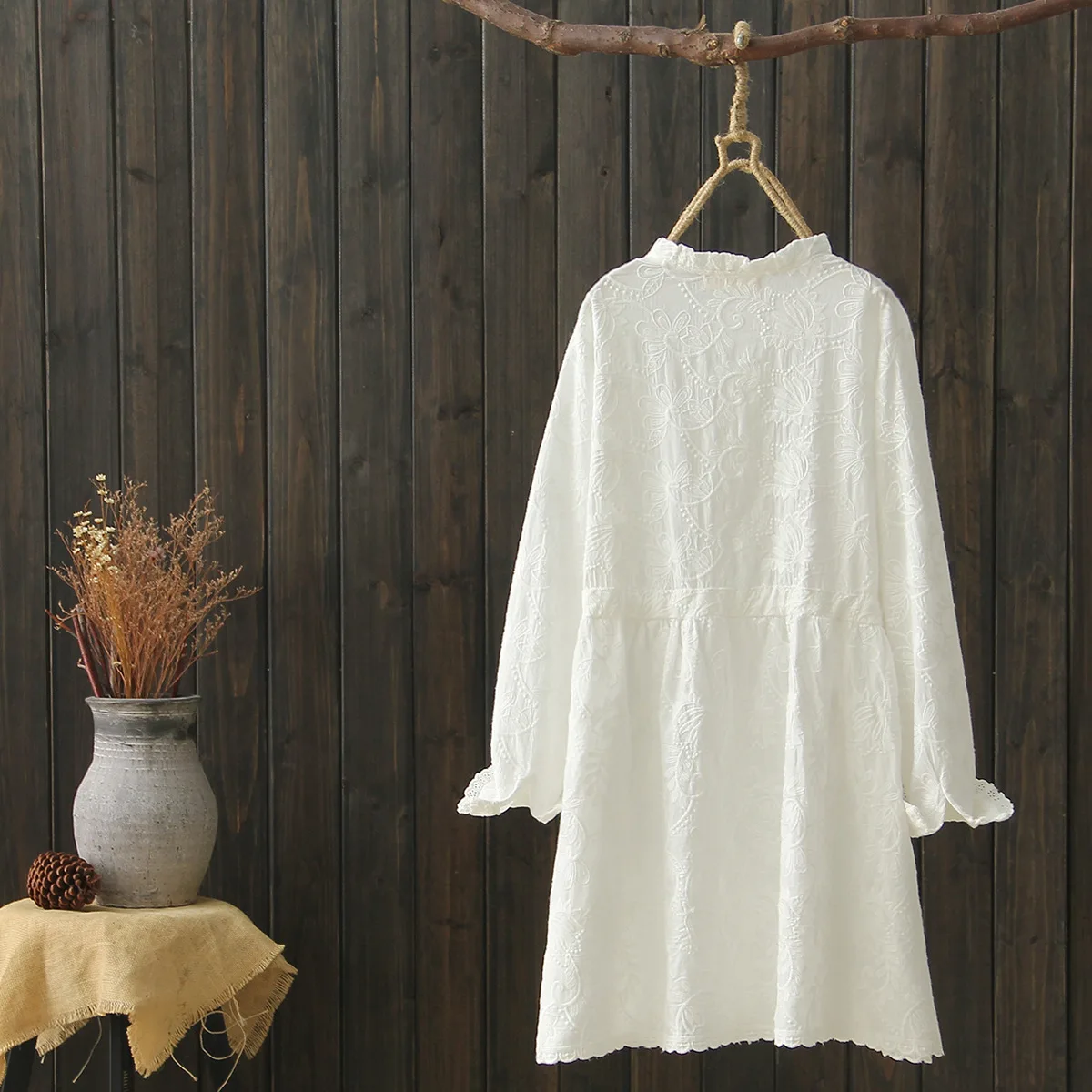 Платье женское хлопковое средней длины с цветочной вышивкой и длинным рукавом |