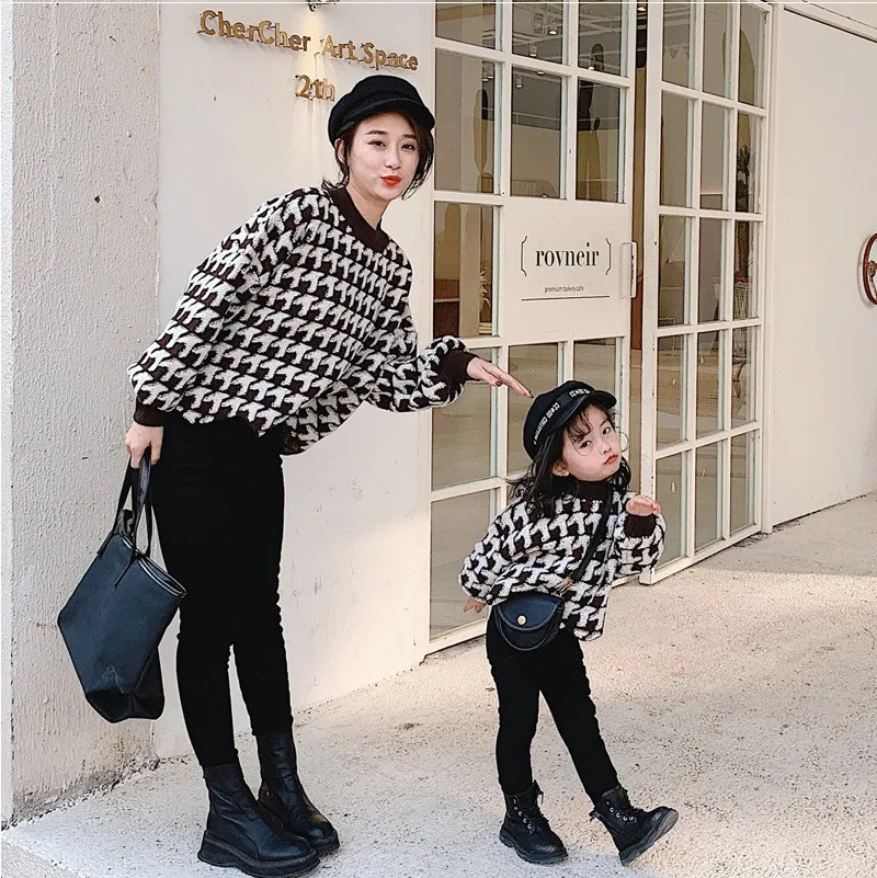 

Одежда для родителей и детей для маленьких девочек; Свитер с рисунком "гусиные лапки" Высокая ягненка шерстяной пуловер, свитер неровный под...