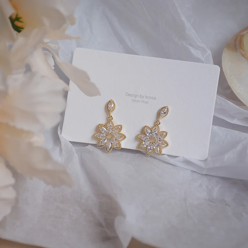 

Korean Flower Earrrings for Women Shiny Crystal Stud Earring Texture Zirconia Wedding Jewelry Temperament Accessories Wife Gift