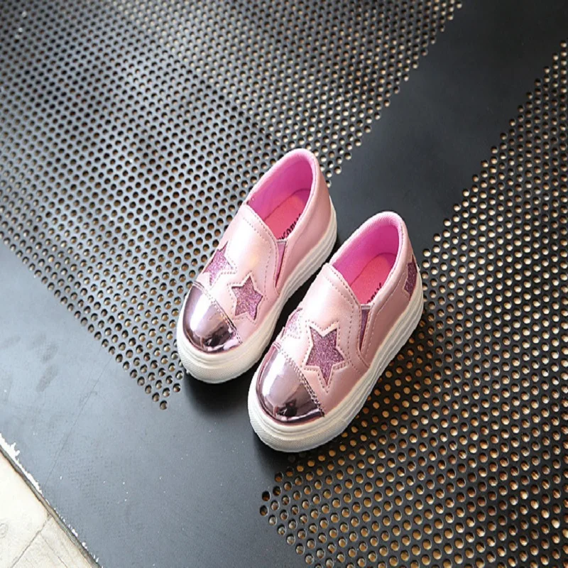 Детская обувь для девочек повседневная на плоской подошве серебристого и