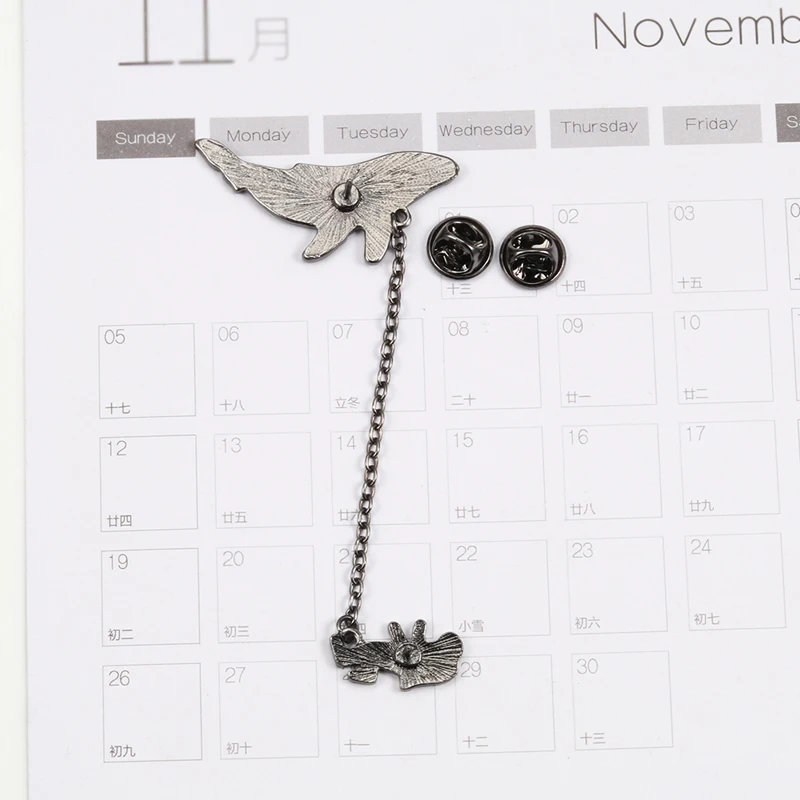 Мультфильм животных одинокий КИТ Pin подвеска в виде космонавта и планеты ракета космического пространства эмали штырь черная рыба значок на цепочке брошка для пальто Модные украшения