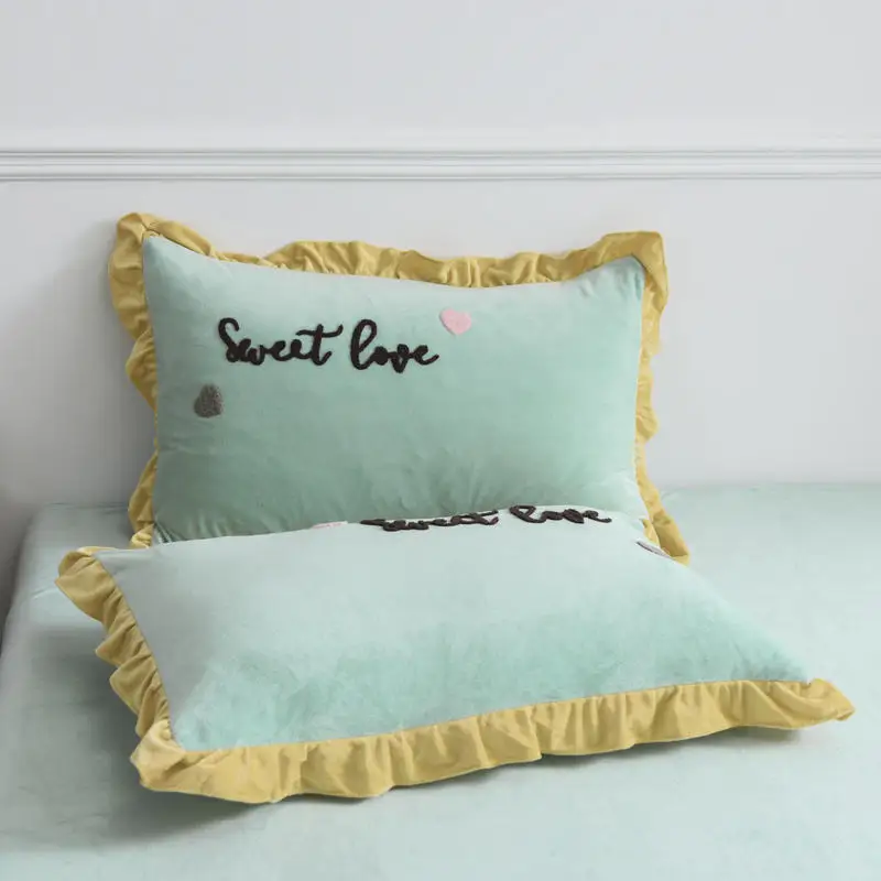 Комплект постельного белья из кашемира с вышивкой пододеяльником и простыней |