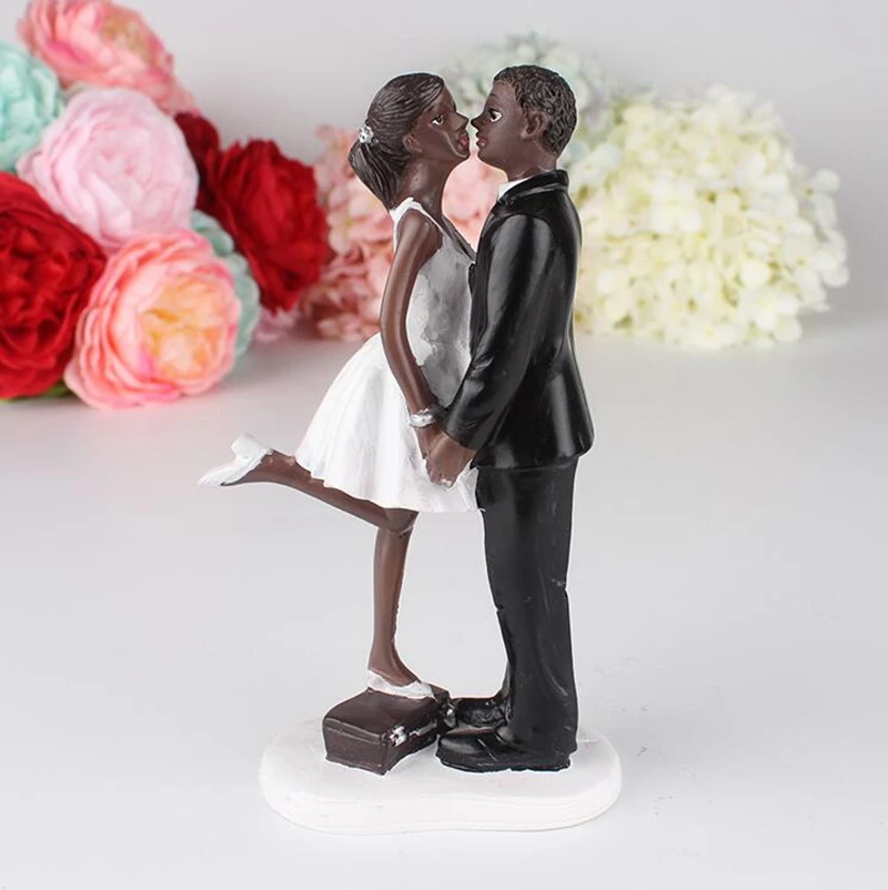 

14cm Height Resin Upper Box Bride Kiss Groom Posture White Wedding Dress Resin Ornaments Figures Cake Wedding Dolls