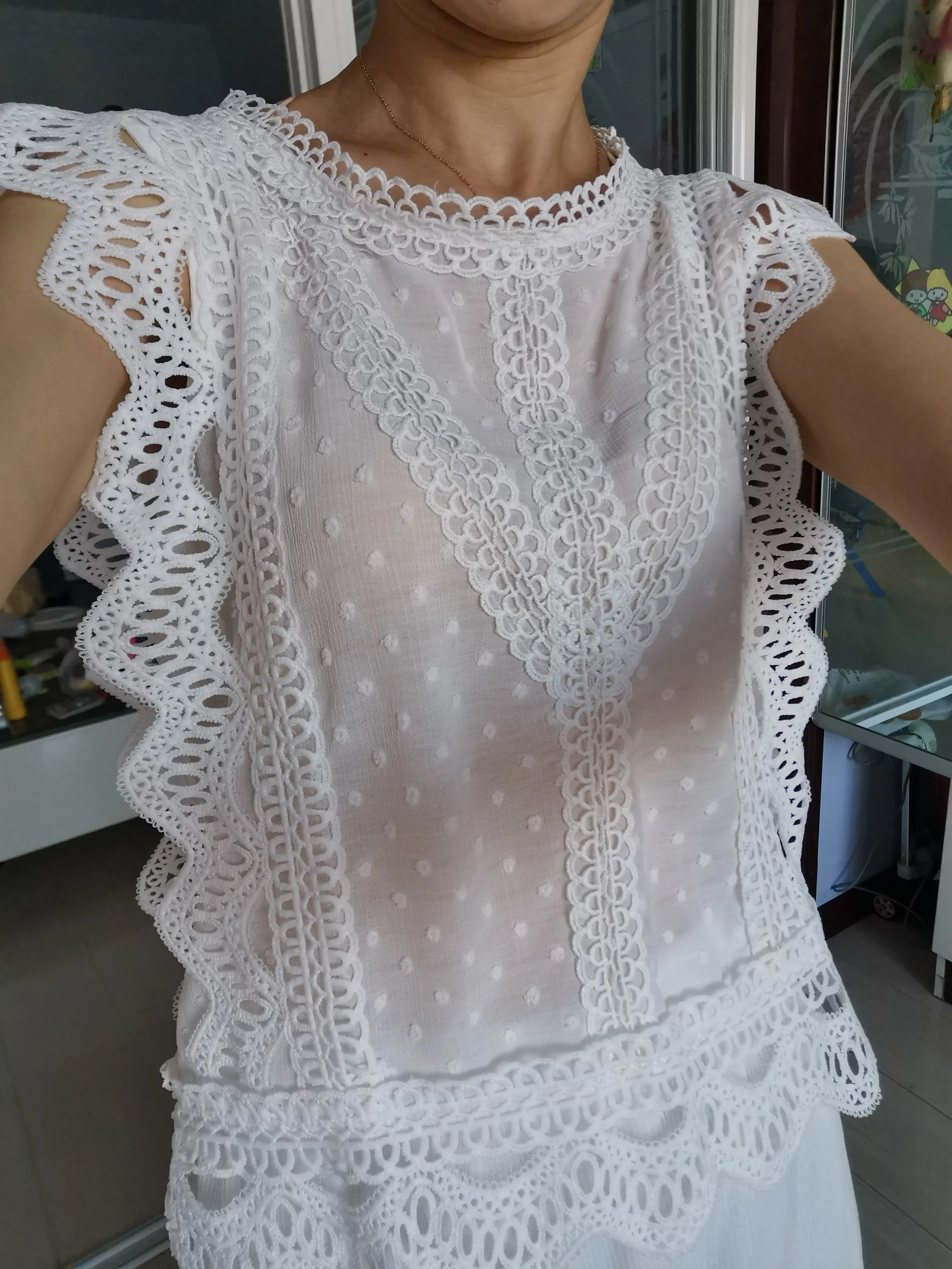 Женская шифоновая блузка без рукавов белая кружевная со стандартным воротником