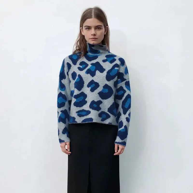 

Женский трикотажный свитер-водолазка с длинным рукавом и принтом животных