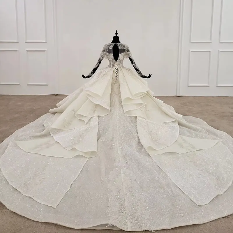 Свадебное платье с круглым вырезом и длинным рукавом аппликацией