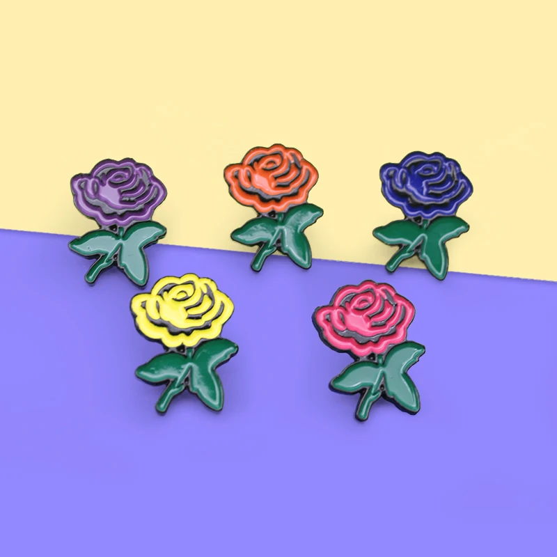 Брошь цветка Розы в стиле мультфильма Эмалированная булавки Желтый оранжевый красный фиолетовый синий Женская одежда Воротник Лапель Ювелирные изделия 5 Стилей Спилле он.