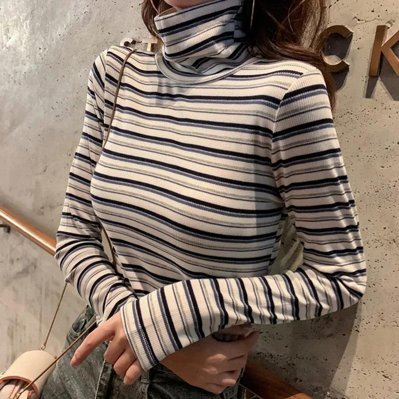 Женская футболка с высоким воротником полосатым принтом контрастных цветов