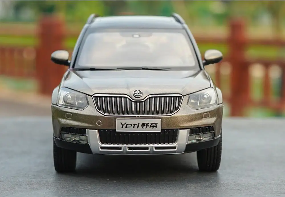 Коллекция коллекционных моделей автомобилей в масштабе 1/18 VW Volkswagen Skoda Yeti SUV Brown |