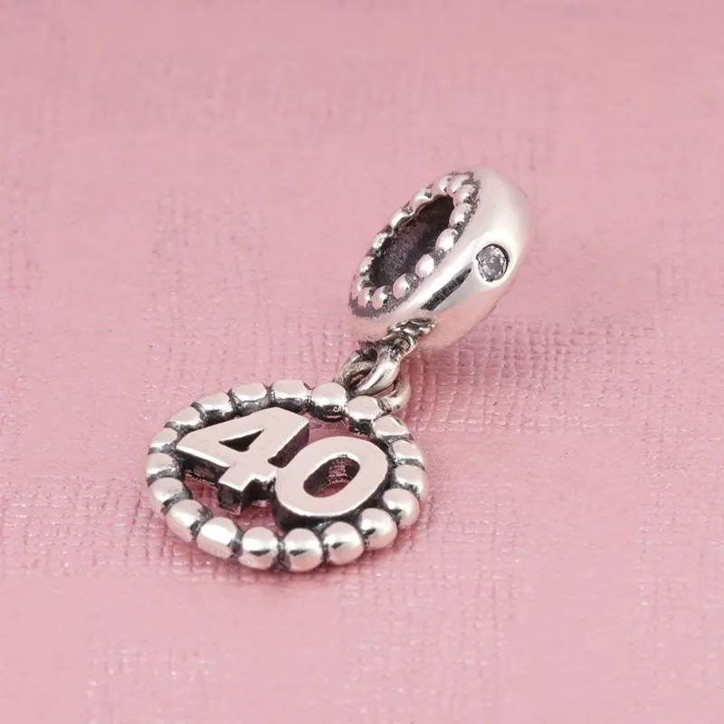 Очаровательная подвеска с цифрами на браслете серебристого цвета | Украшения и