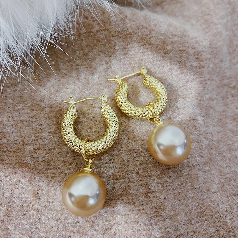 

Retro Hong Kong style metal earrings pearl 2020 new trend temperament earrings elegant exquisite Pendant Women New Earrings