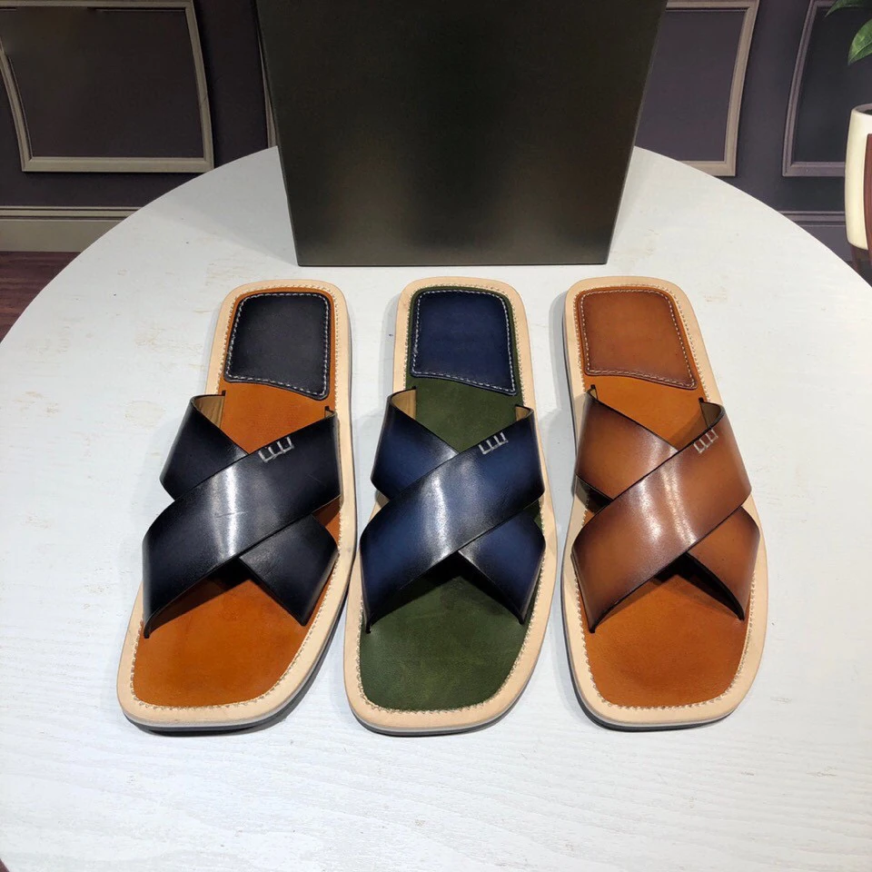 

Spring and summer series, a high-quality plain Venezia leather sandal. The upper is made of imported leather embryo by hand,