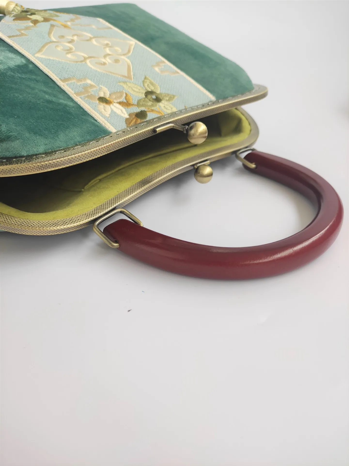 

2021 New Chinese Style Female Retro Wooden Handle Velvet Elegant Handbag Embroidered Piece Dinner Dress Bag Satchels