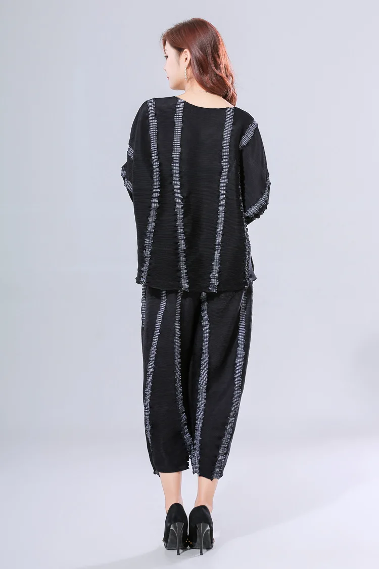 Miyake/костюм; Футболка с рукавами «летучая мышь»+ штаны с широкими штанинами и аппликацией; комплект из двух предметов;