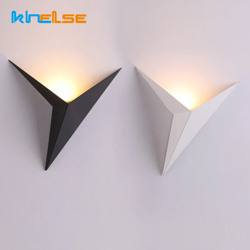 Светодиодный настенный светильник в виде треугольника скандинавском помещении