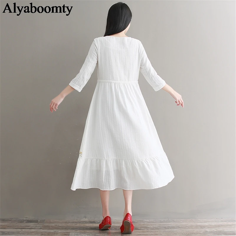 Женское хлопковое белое миди платье элегантное с цветочной вышивкой