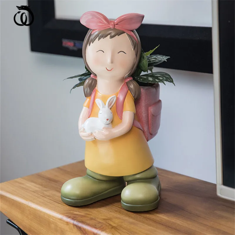 

WU CHEN LONG Creative Resin Backpack Girl Art Sculpture Cute Boy Statue Snacks Jewelry Key Storage Tray Home Decoration R5884