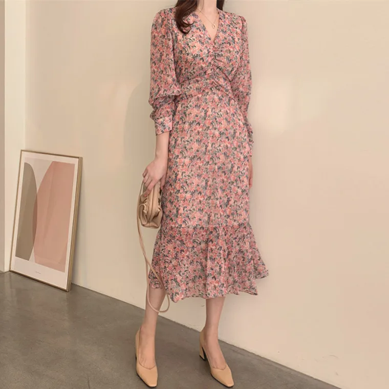 Шифоновое платье во французском стиле с V-образным вырезом и цветочным принтом |