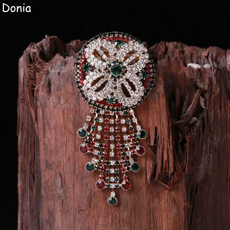 Женская круглая брошь в виде цветка с кисточкой