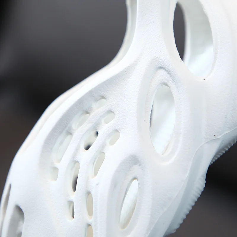 Детские легкие сандалии с дырками из пены модные пляжные летние тапочки для