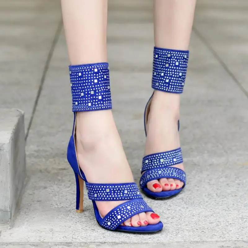 Подходящие женские блестящие летние сандалии с заклепками для вечеринок