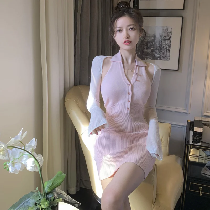 

Комплект из двух предметов: Короткое трикотажное платье-футляр с лямкой на шее + Солнцезащитная футболка с длинным рукавом