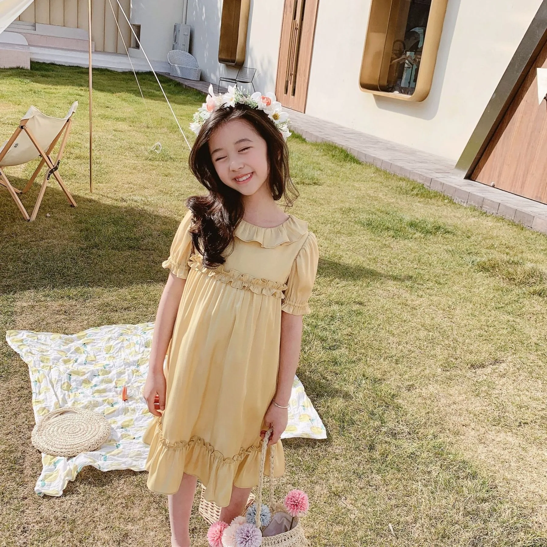 

Girls yellow lotus leaf collar lace dress Korean style bright silk satin fashion girls summer short-sleeved dress