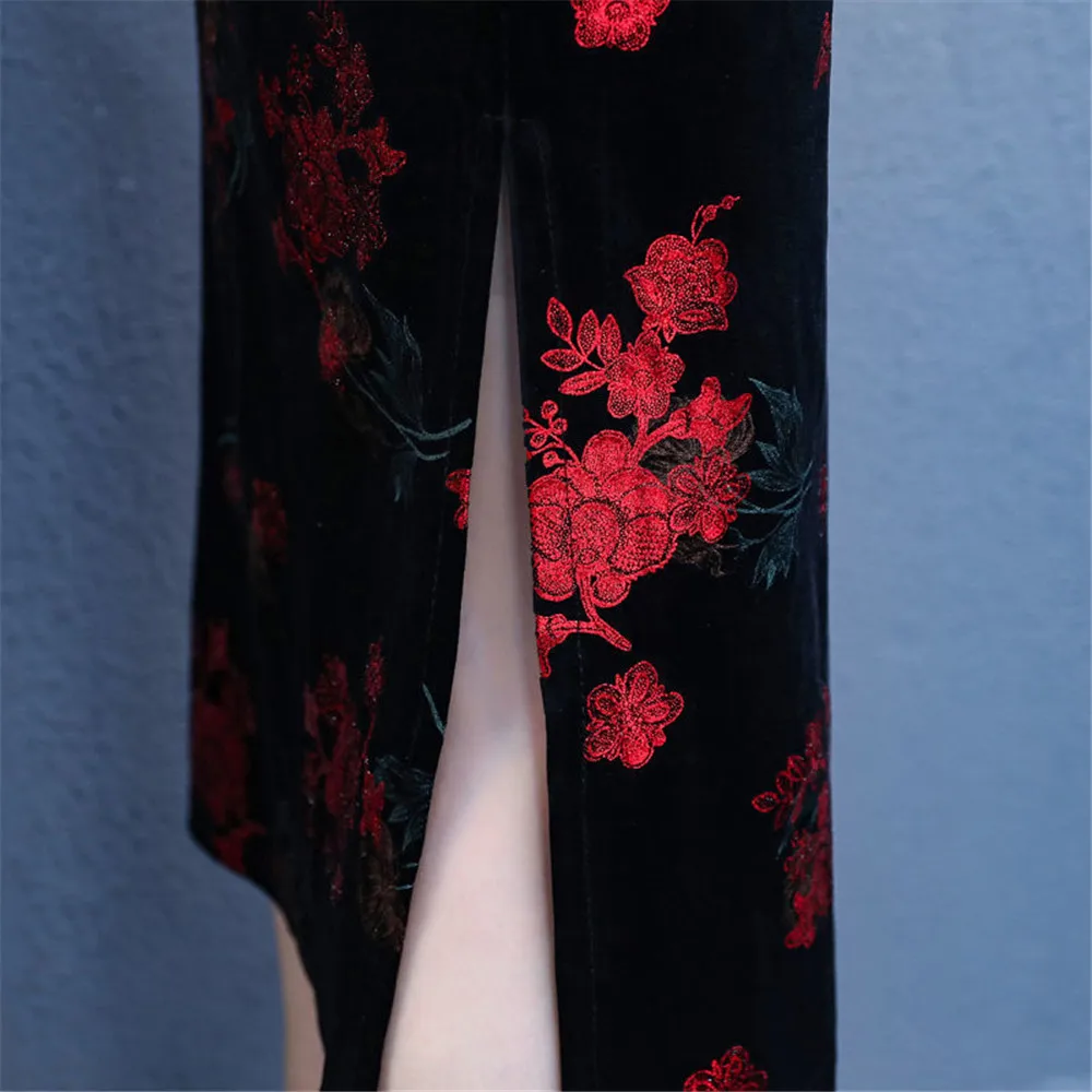 

Cheongsam women's latest Chinese style improved version dress middle-aged wedding dress mother long-sleeved gold velvet long