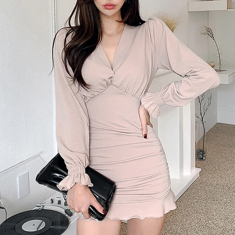 Женское облегающее платье-карандаш с V-образным вырезом и рукавами-фонариками |