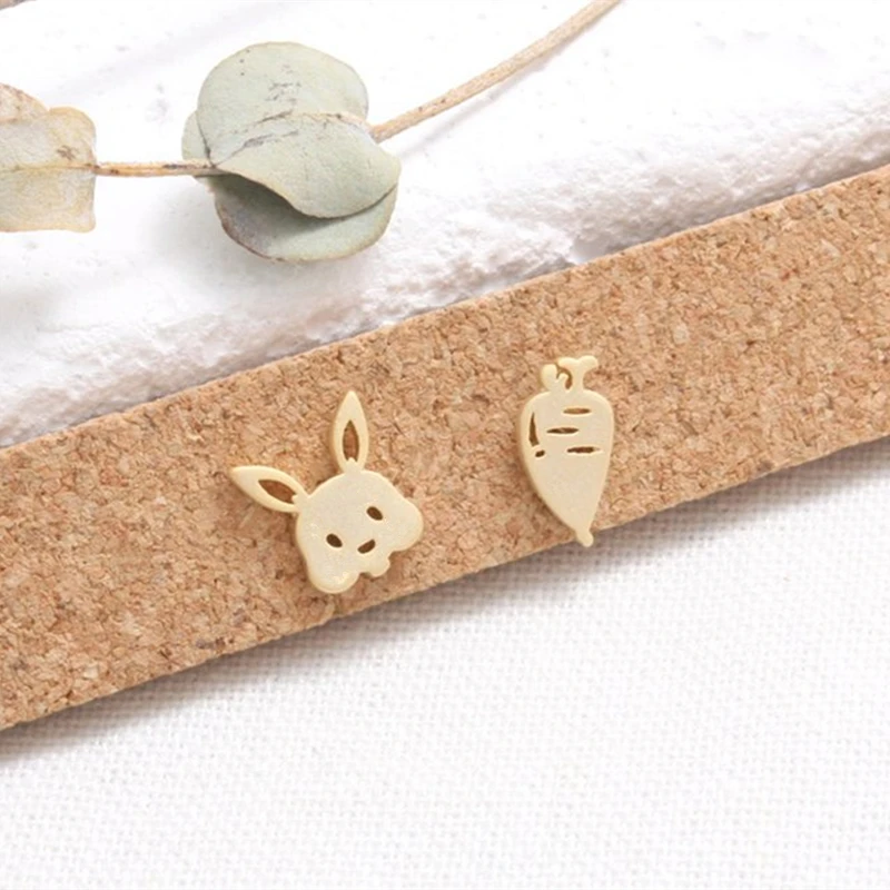 Женские серьги гвоздики с милым животным кроликом и морковкой эмалированные