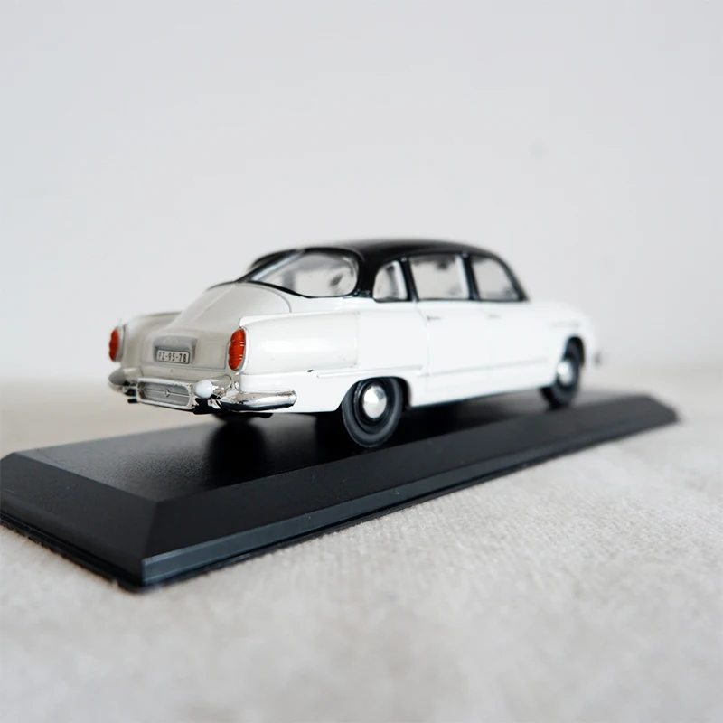 Модель классической винтажной игрушечной машины из сплава 1/43 Чешская Словакия